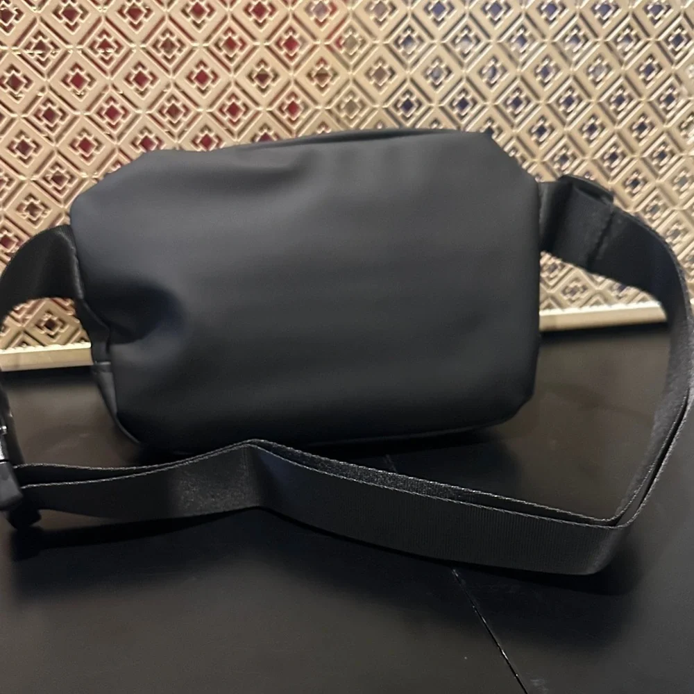 Elegant Black Crossbody Bag - Picture 2 of 4